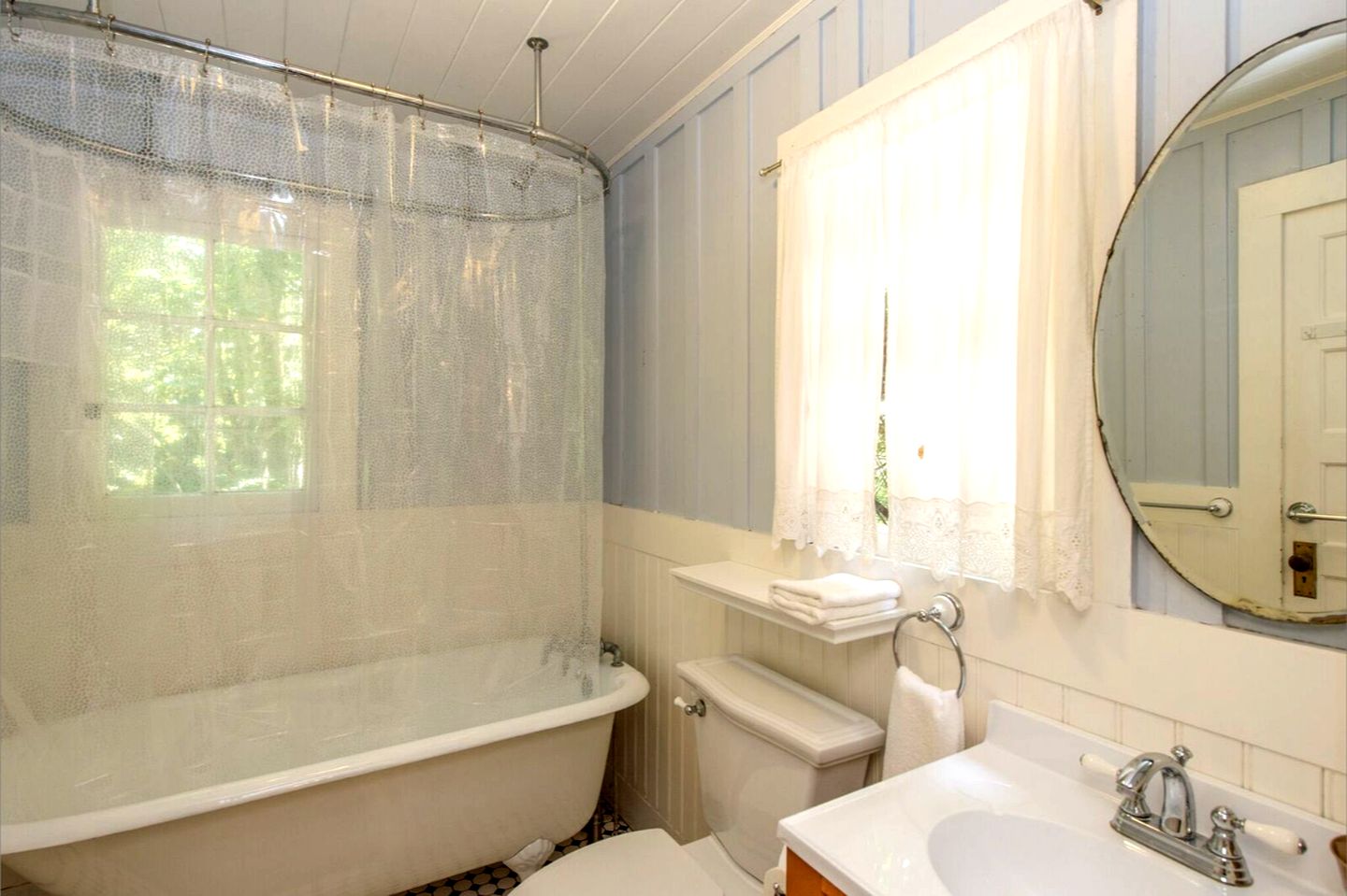 Charming Cabin Rental with Easy Access to the River in Guerneville, California