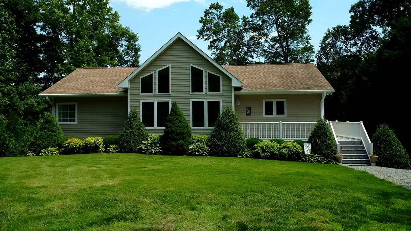 Winery Waterfront Home, Vacation Rentals, Bracey, United States of