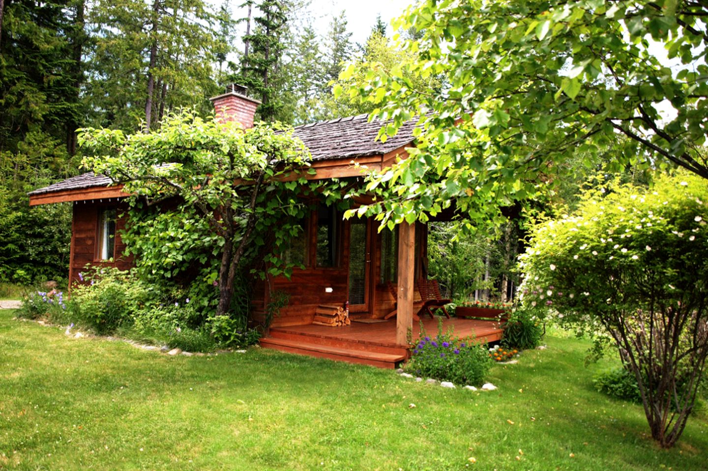 Romantic Resort Rental for Two on Kootenay Lake near Kaslo in British Columbia, Canada