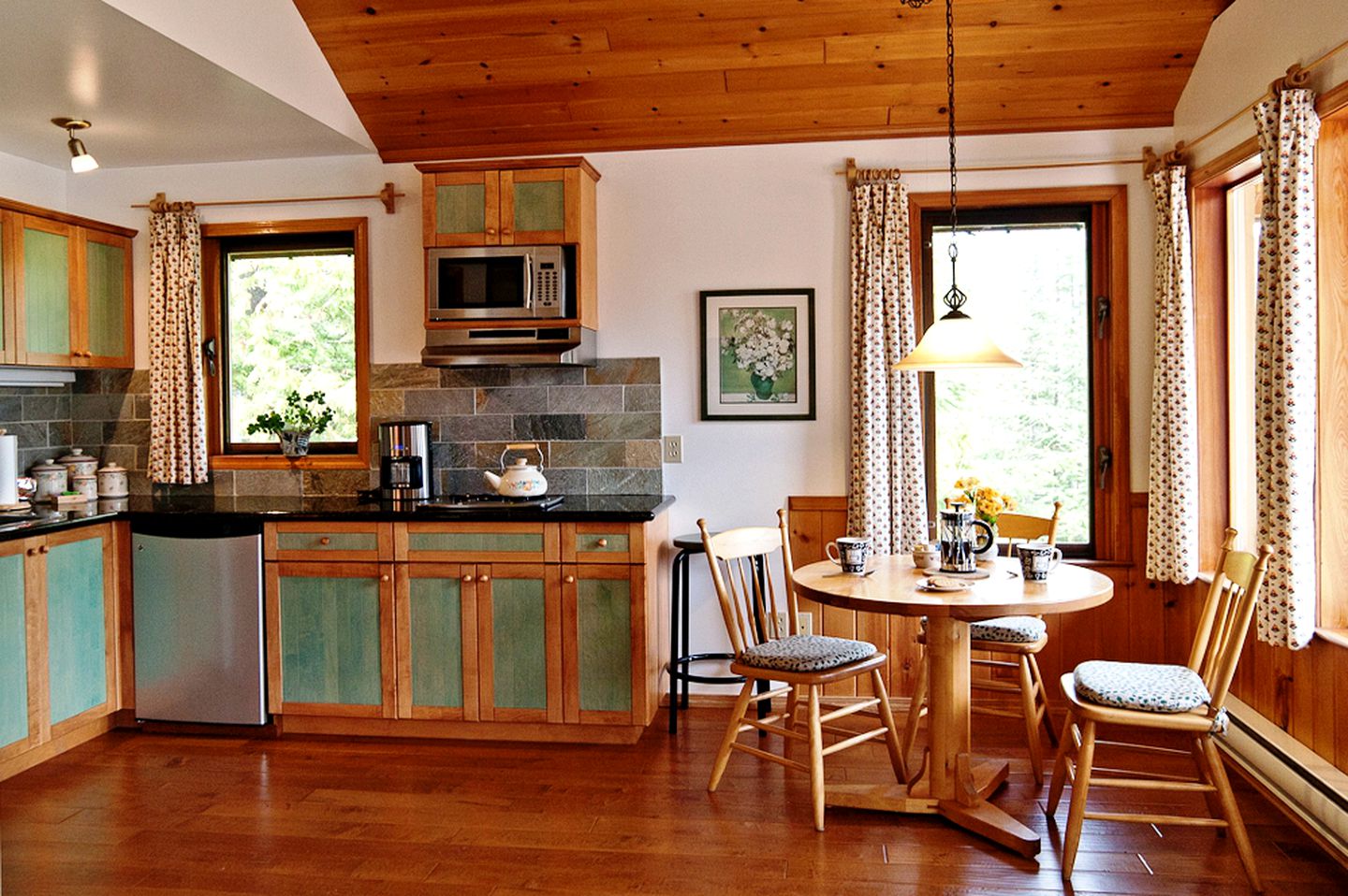 Cozy Cottage at a Romantic Resort on Kootenay Lake in Kaslo, British Columbia, Canada