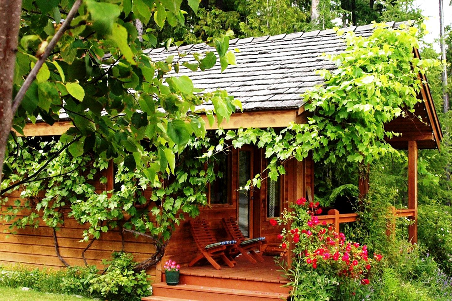 Cozy Cottage at a Romantic Resort on Kootenay Lake in Kaslo, British Columbia, Canada