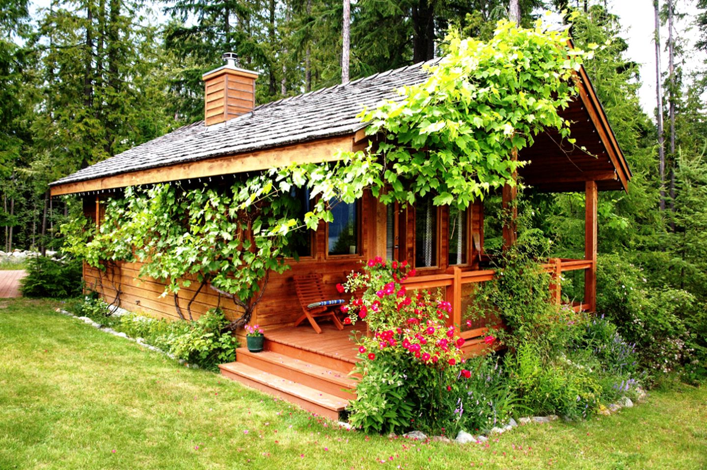 Cozy Cottage at a Romantic Resort on Kootenay Lake in Kaslo, British Columbia, Canada