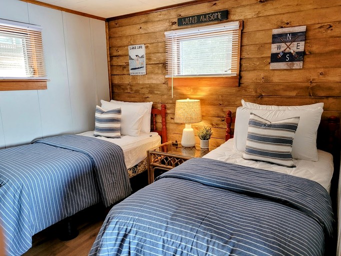 Cabins (United States of America, Laconia, New Hampshire)