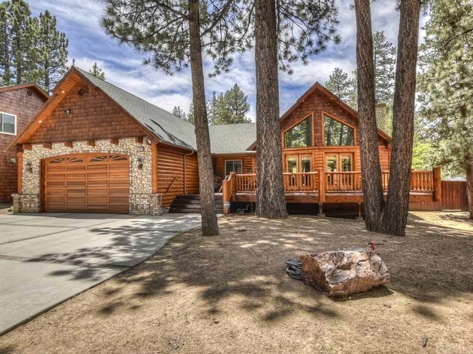Spacious Mountain Cabin with Game Room and Outdoor Spa near Snow Summit in Big Bear, CA