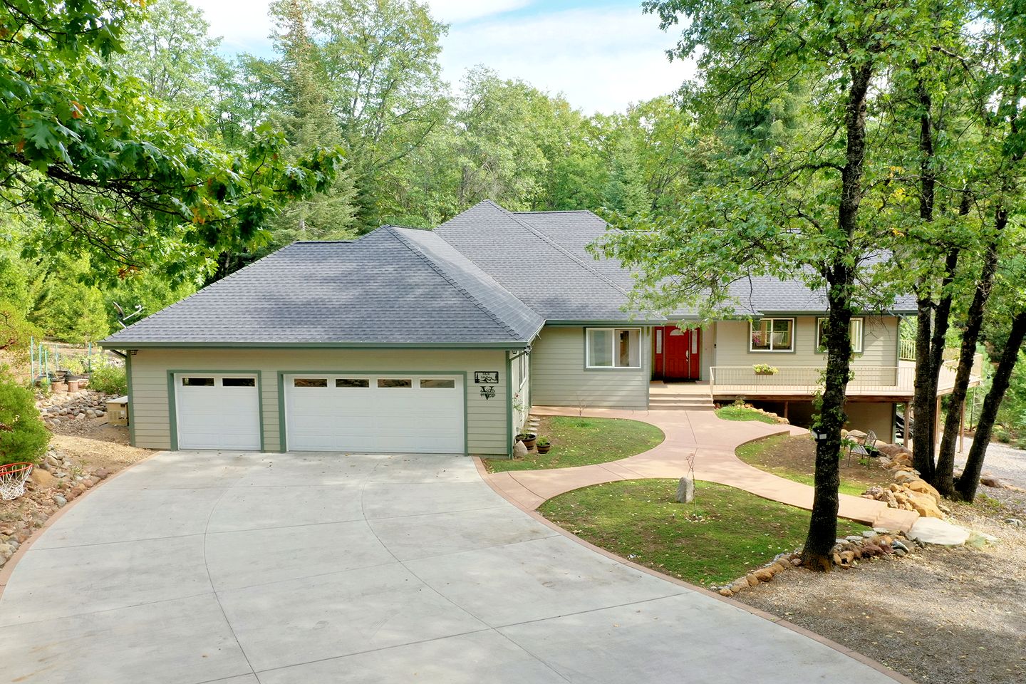 Serene Solar-Powered Retreat with Wood Stove & EV Charger in Mount Shasta, California