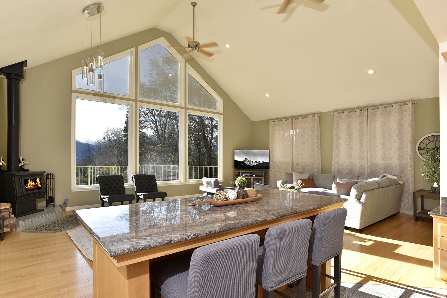 Serene Solar-Powered Retreat with Wood Stove & EV Charger in Mount Shasta, California