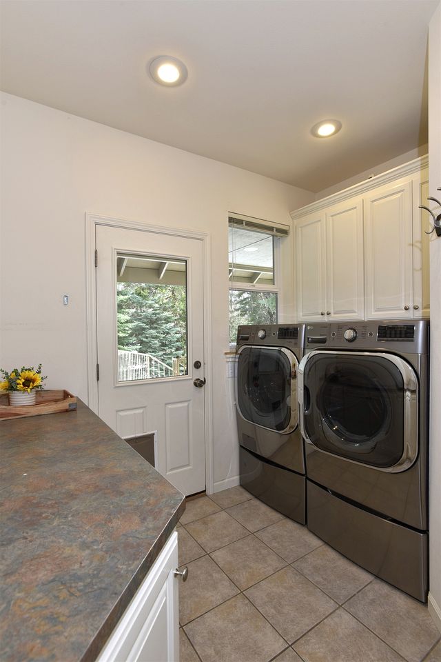 Serene Solar-Powered Retreat with Wood Stove & EV Charger in Mount Shasta, California