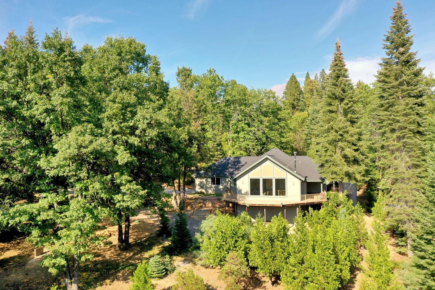 Serene Solar-Powered Retreat with Wood Stove & EV Charger in Mount Shasta, California