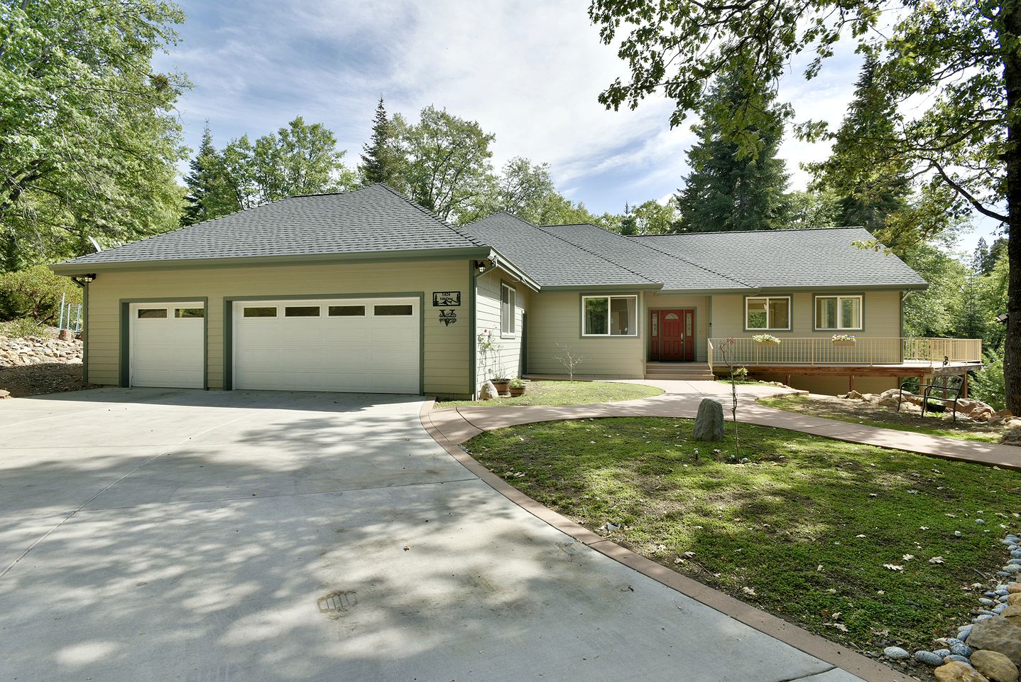 Serene Solar-Powered Retreat with Wood Stove & EV Charger in Mount Shasta, California