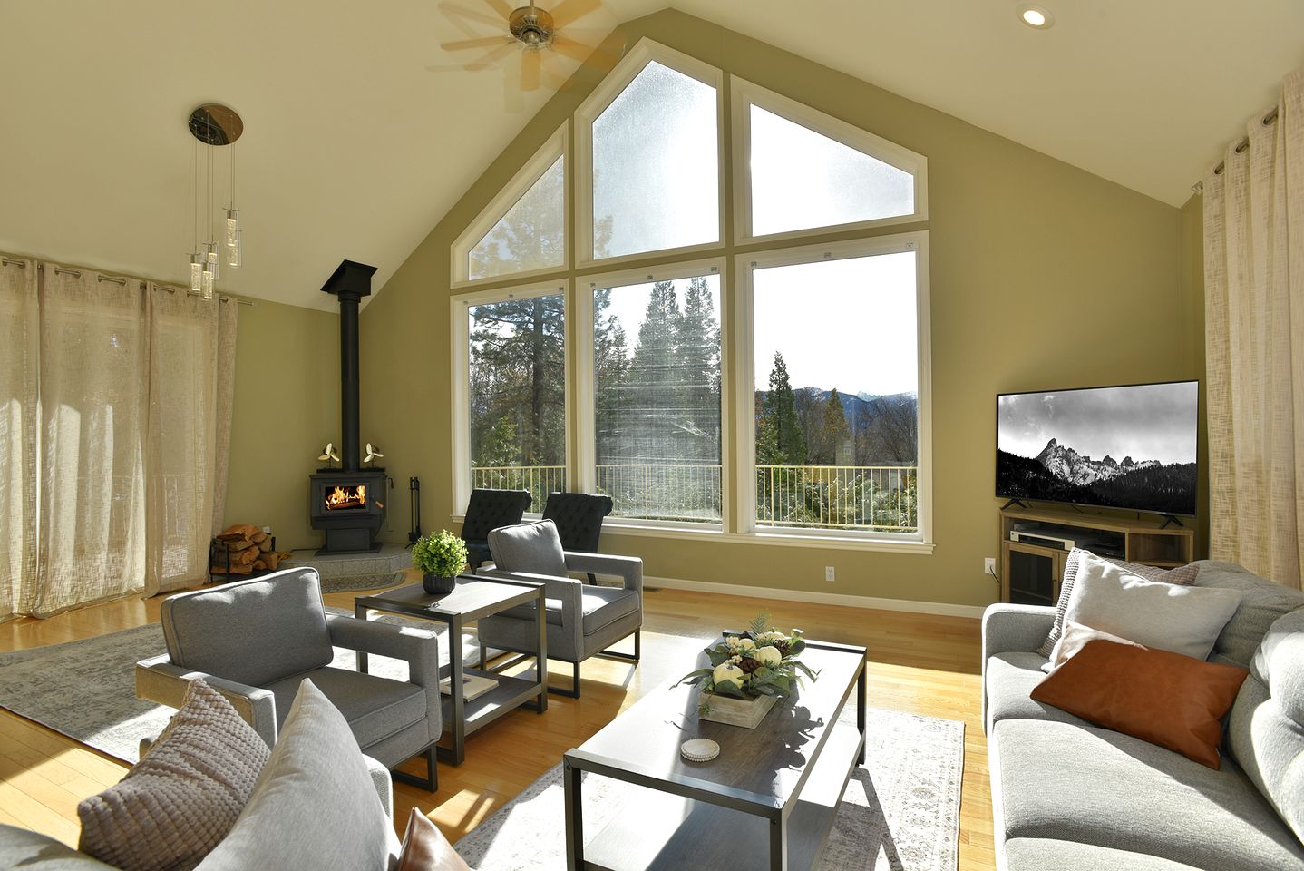 Serene Solar-Powered Retreat with Wood Stove & EV Charger in Mount Shasta, California