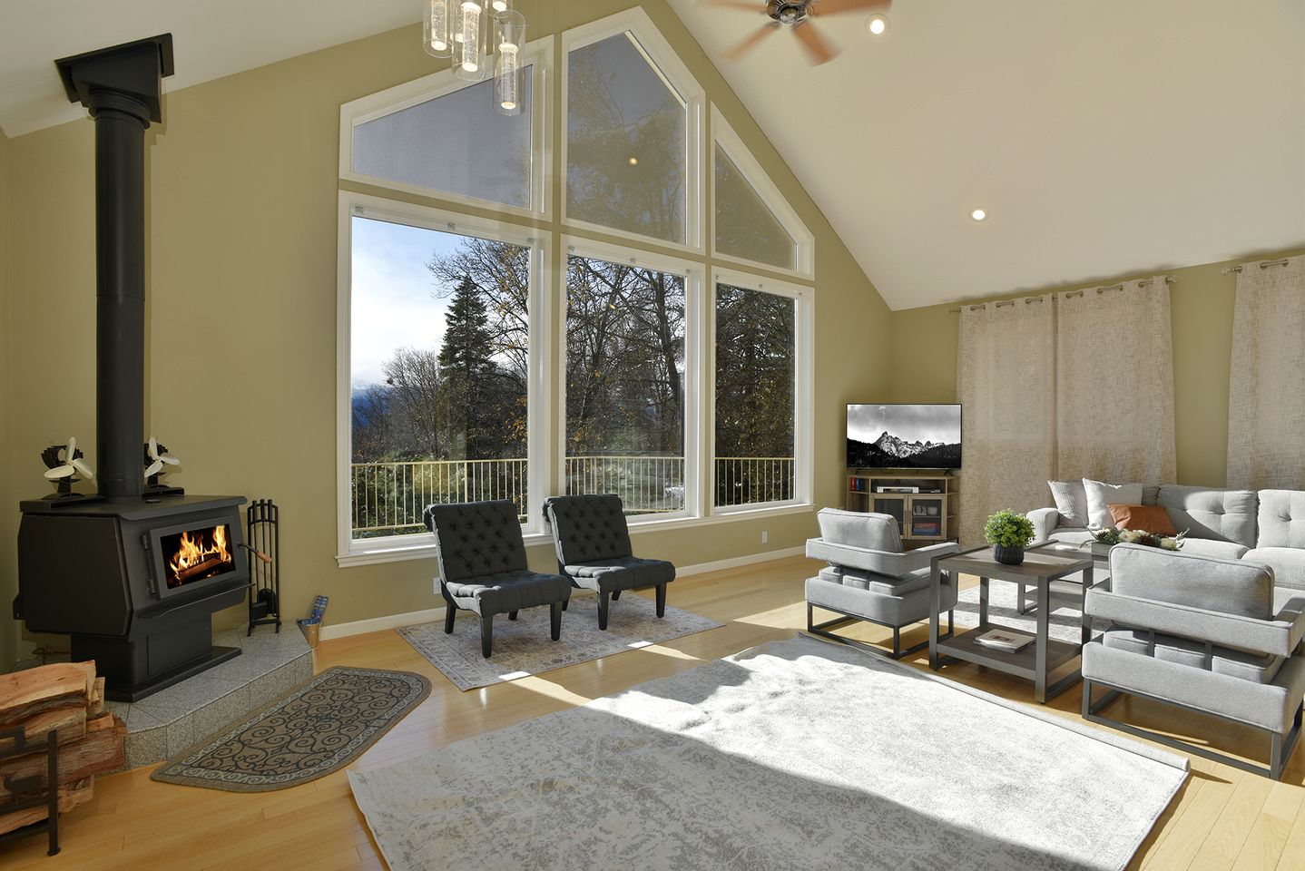 Serene Solar-Powered Retreat with Wood Stove & EV Charger in Mount Shasta, California