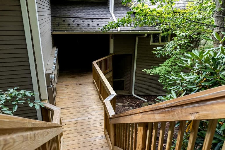 Charming Resort Retreat with Golf Course Views Near Wintergreen Resort, VA