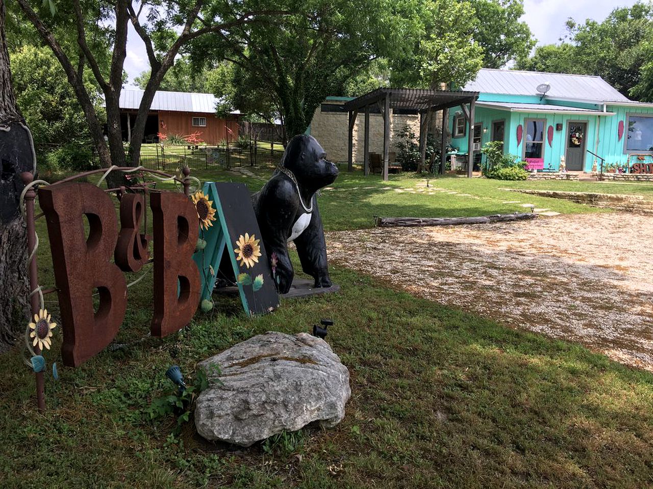 Vacation Cabin near the Boutiques and Galleries in Ingram, Texas