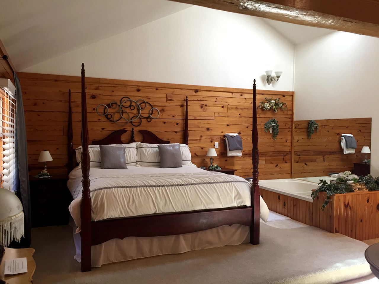 Romantic Couples' Cabin with a Gas Fireplace near Table Rock Lake, Missouri