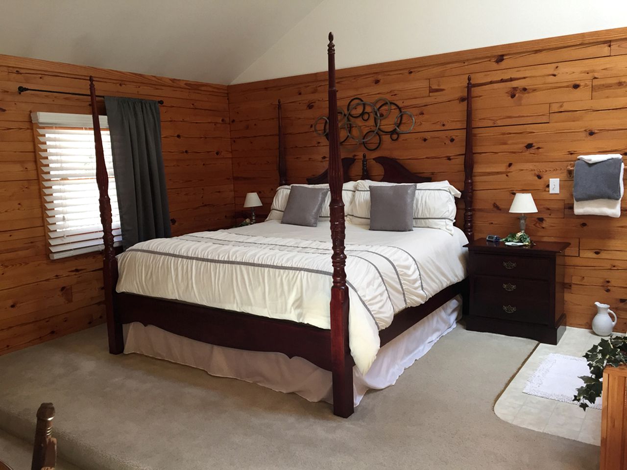 Romantic Couples' Cabin with a Gas Fireplace near Table Rock Lake, Missouri