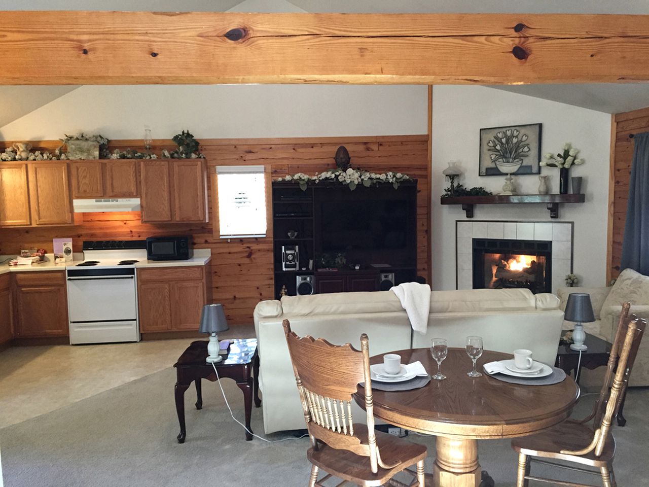 Romantic Couples' Cabin with a Gas Fireplace near Table Rock Lake, Missouri