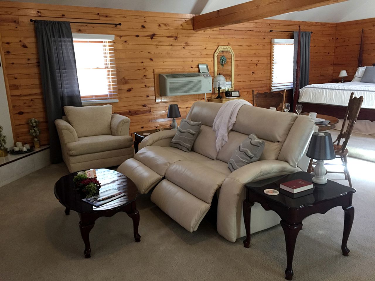 Romantic Couples' Cabin with a Gas Fireplace near Table Rock Lake, Missouri