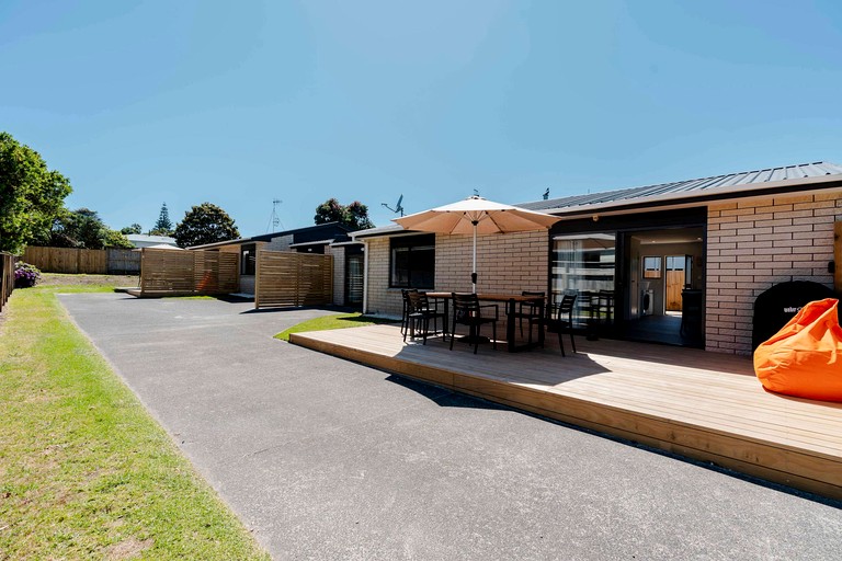 Charming Papamoa Beach Holiday Home with Outdoor Deck, Near Sandy Shores, Papamoa, New Zealand
