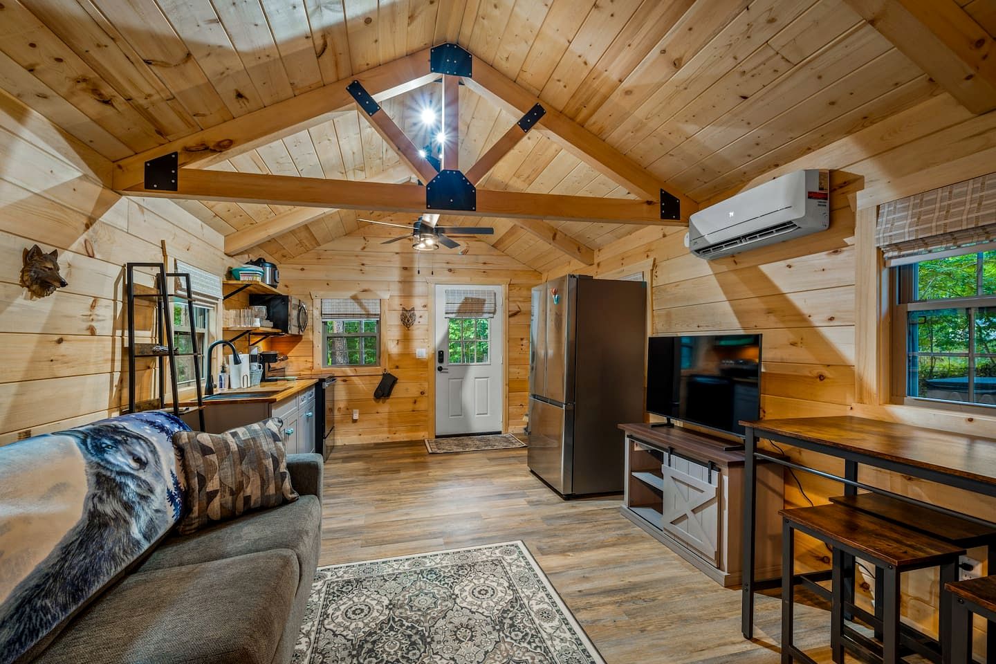 Peaceful Log Cabin Getaway with Hot Tub and Fire Pit in Mentone, Alabama
