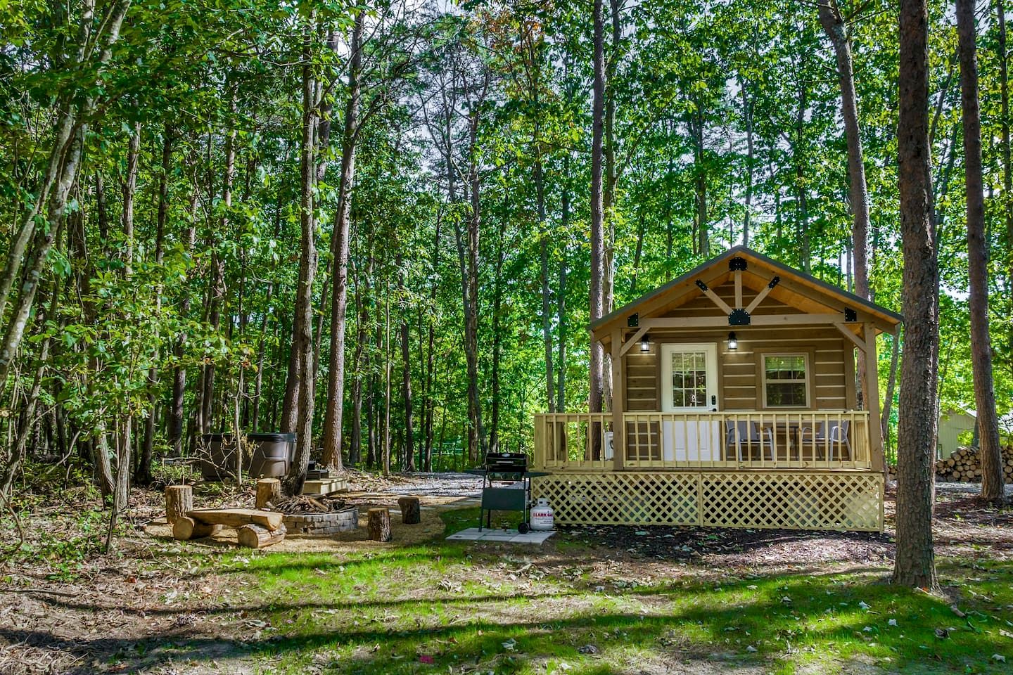 Peaceful Log Cabin Getaway with Hot Tub and Fire Pit in Mentone, Alabama