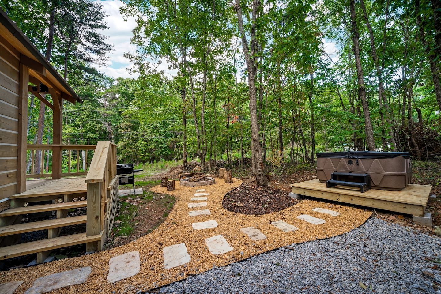 Peaceful Log Cabin Getaway with Hot Tub and Fire Pit in Mentone, Alabama