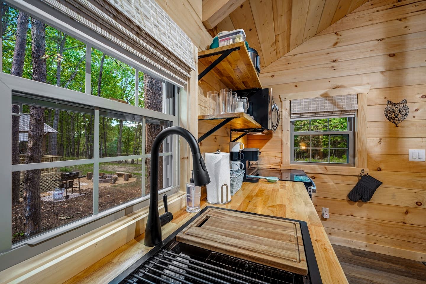 Peaceful Log Cabin Getaway with Hot Tub and Fire Pit in Mentone, Alabama