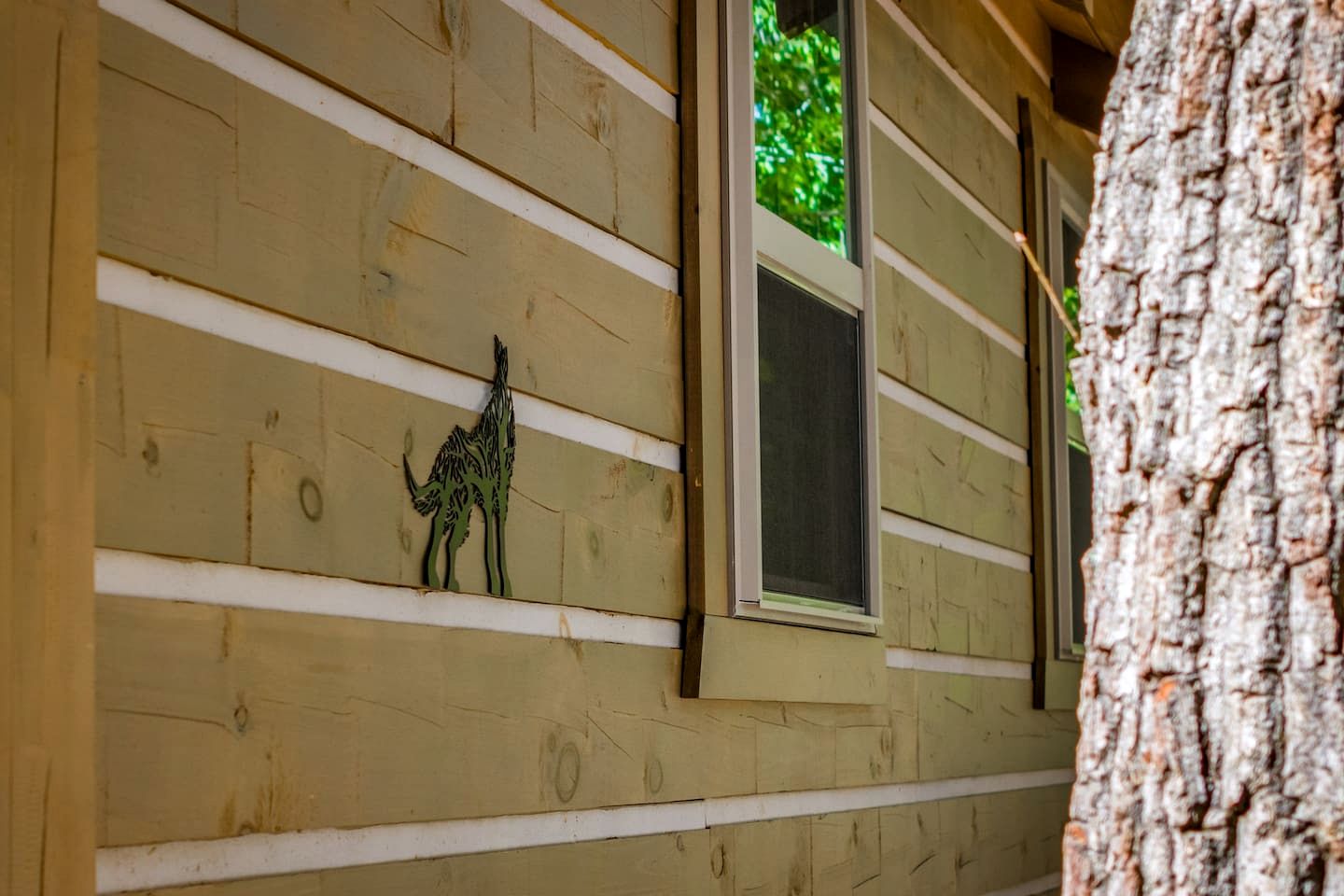 Peaceful Log Cabin Getaway with Hot Tub and Fire Pit in Mentone, Alabama