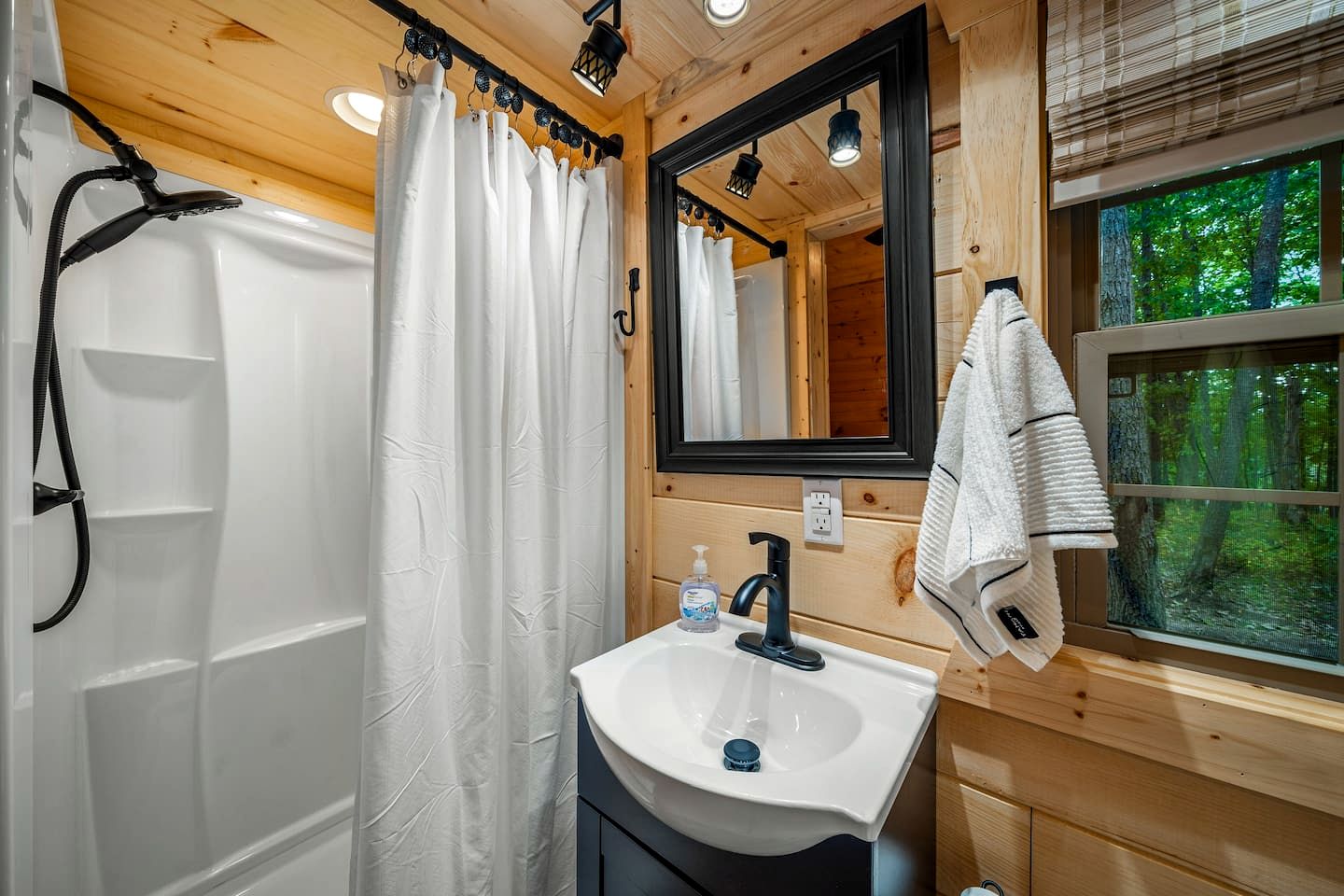 Peaceful Log Cabin Getaway with Hot Tub and Fire Pit in Mentone, Alabama