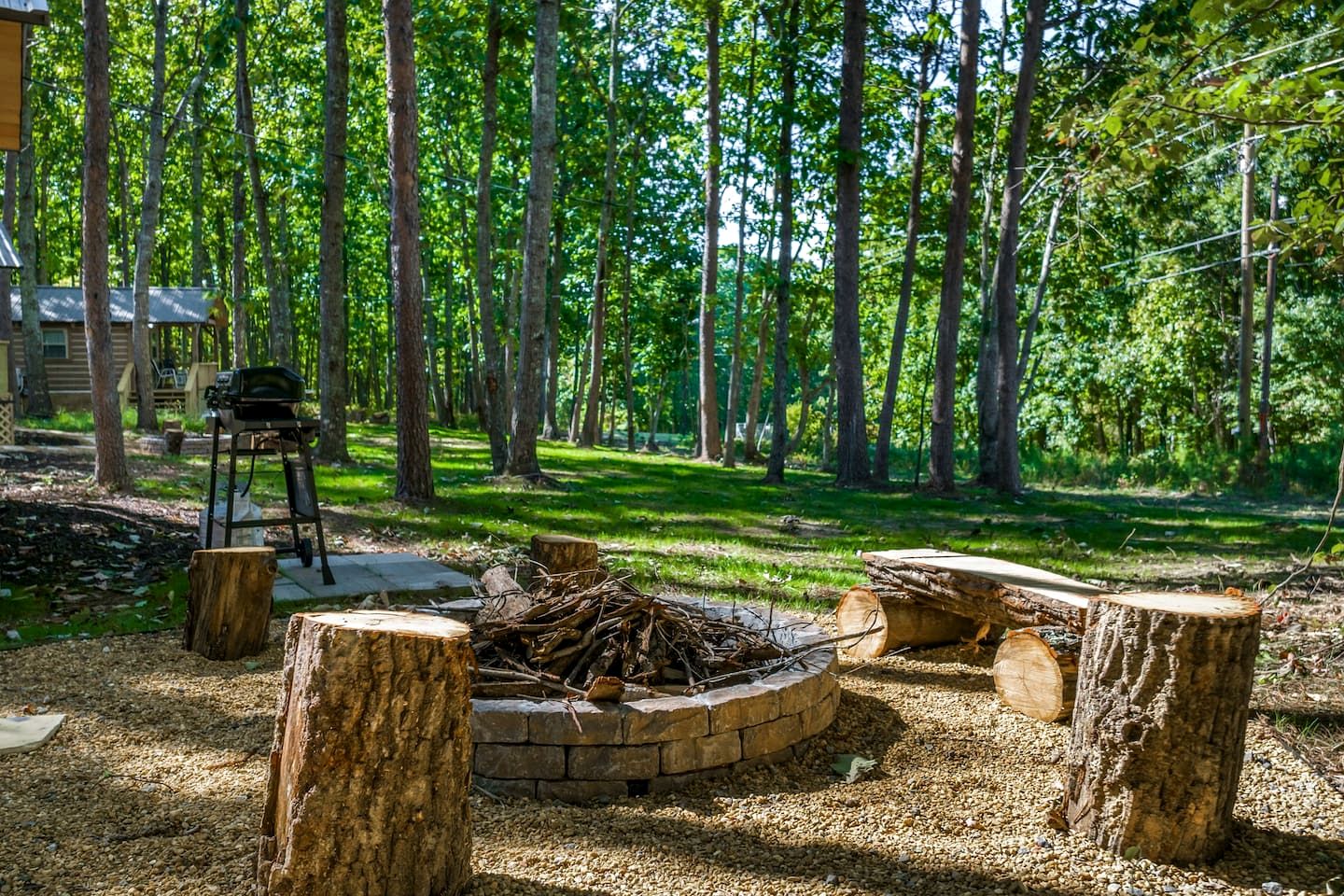 Peaceful Log Cabin Getaway with Hot Tub and Fire Pit in Mentone, Alabama