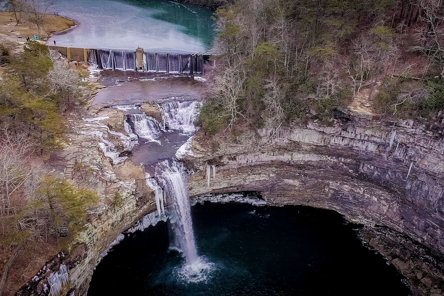 Peaceful Log Cabin Getaway with Hot Tub and Fire Pit in Mentone, Alabama