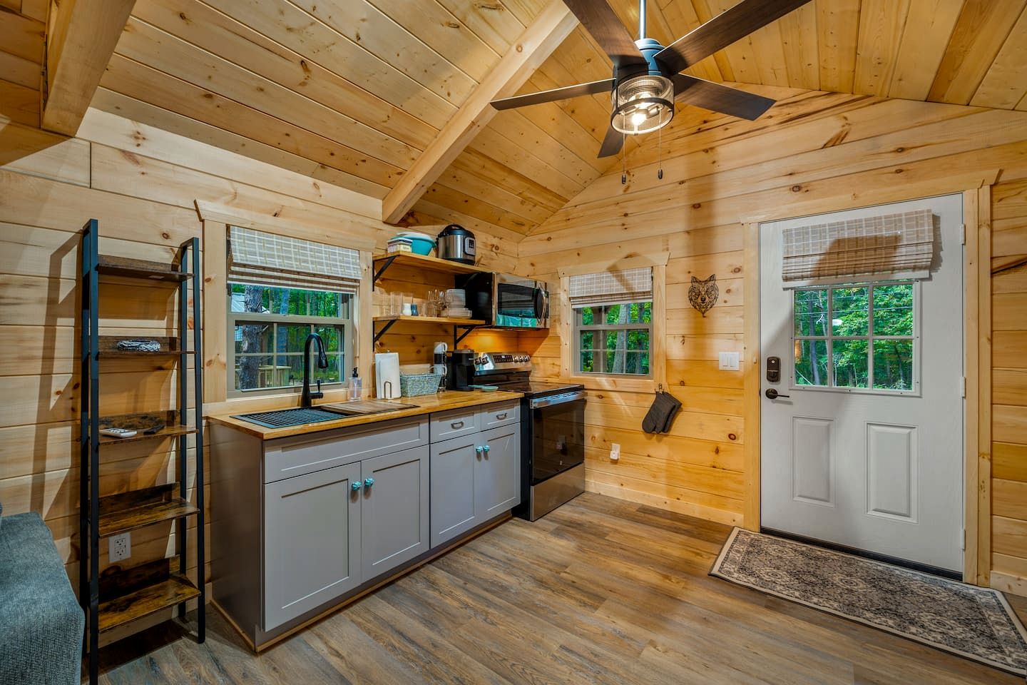 Peaceful Log Cabin Getaway with Hot Tub and Fire Pit in Mentone, Alabama