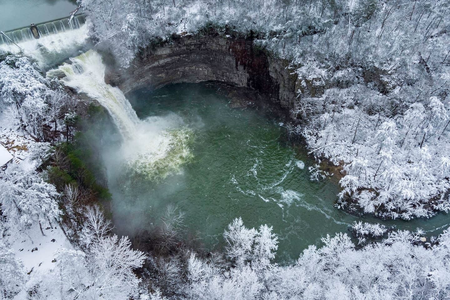 Peaceful Log Cabin Getaway with Hot Tub and Fire Pit in Mentone, Alabama