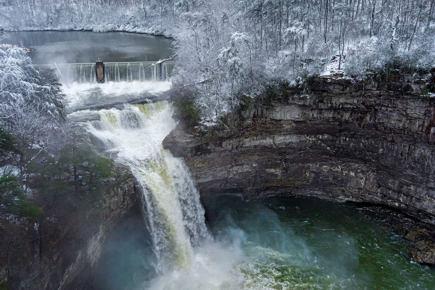 Peaceful Log Cabin Getaway with Hot Tub and Fire Pit in Mentone, Alabama