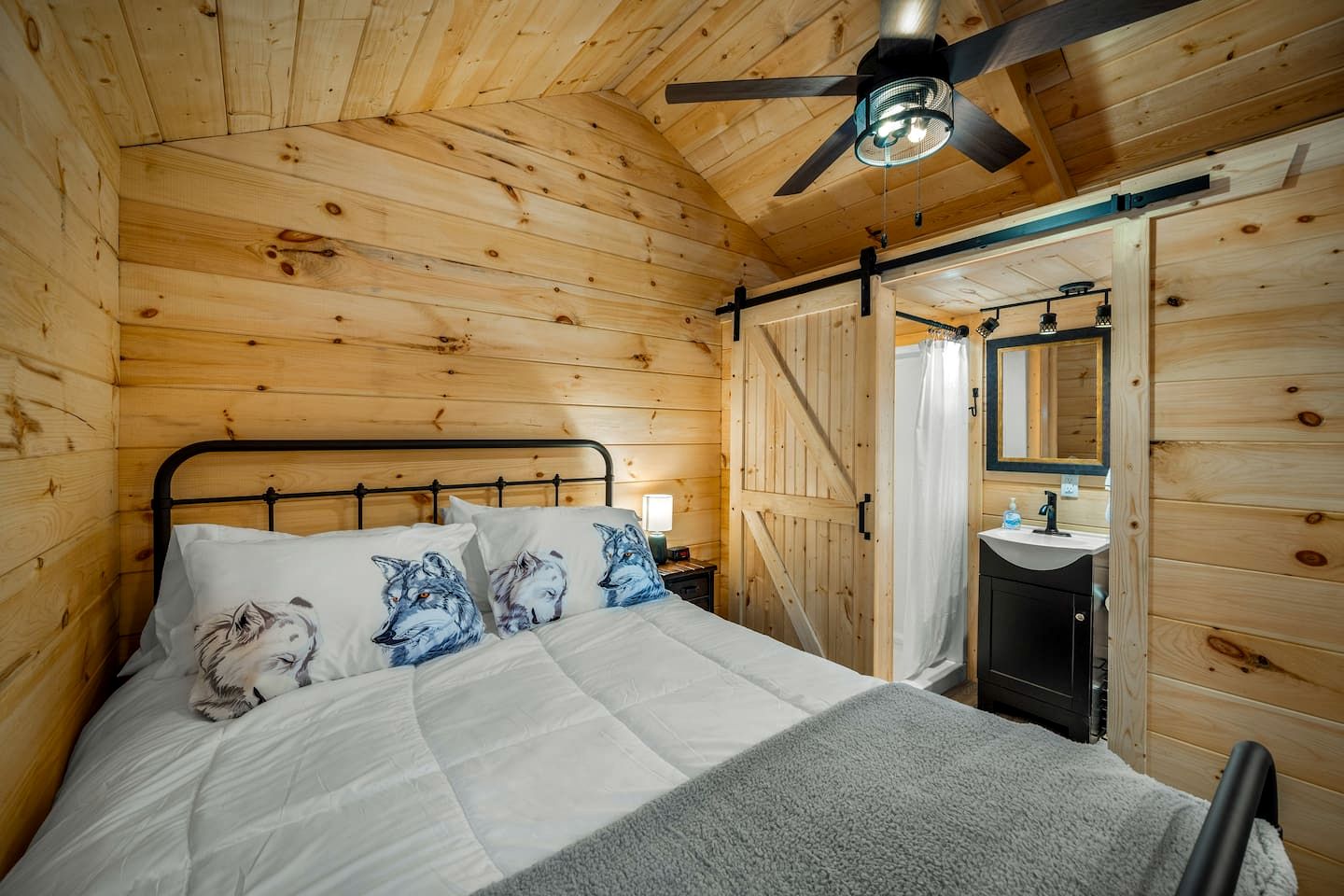 Peaceful Log Cabin Getaway with Hot Tub and Fire Pit in Mentone, Alabama