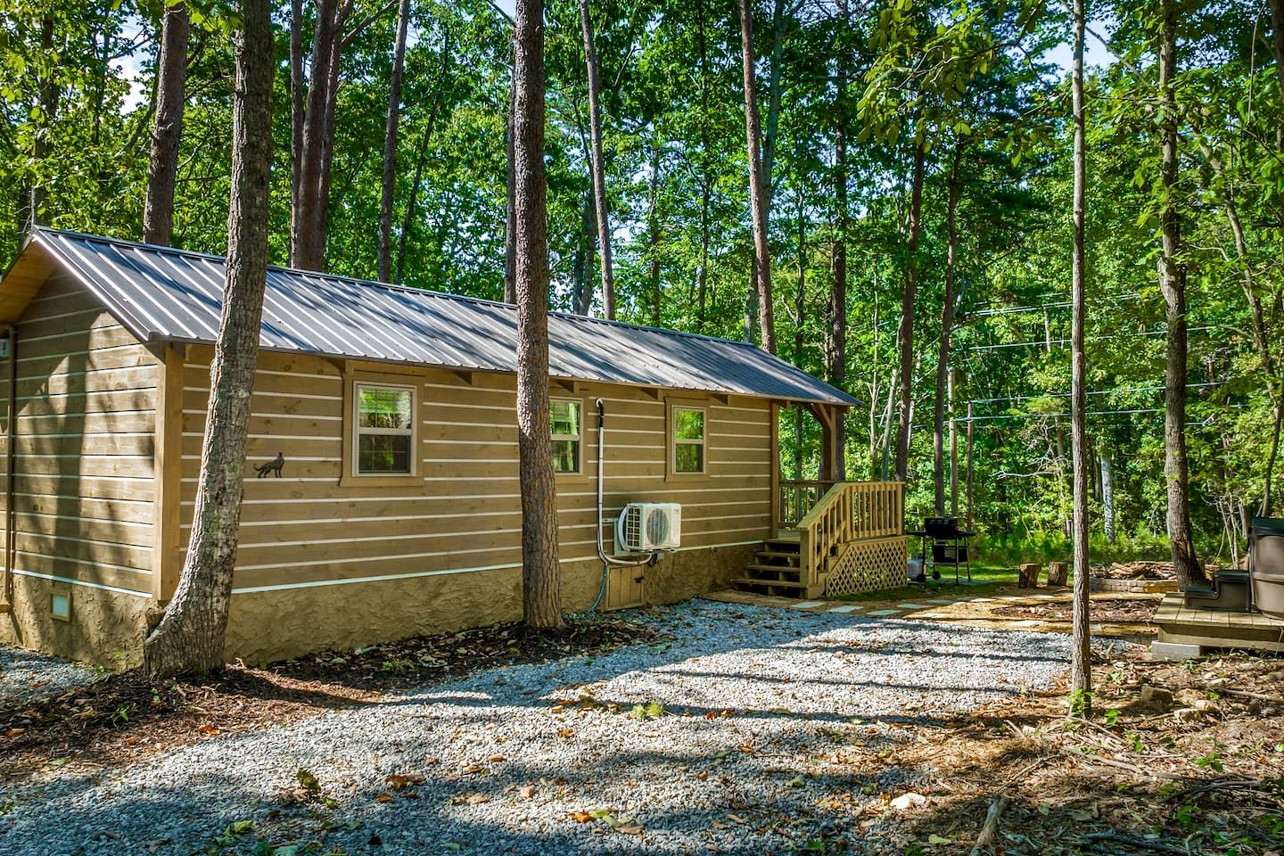 Peaceful Log Cabin Getaway with Hot Tub and Fire Pit in Mentone, Alabama