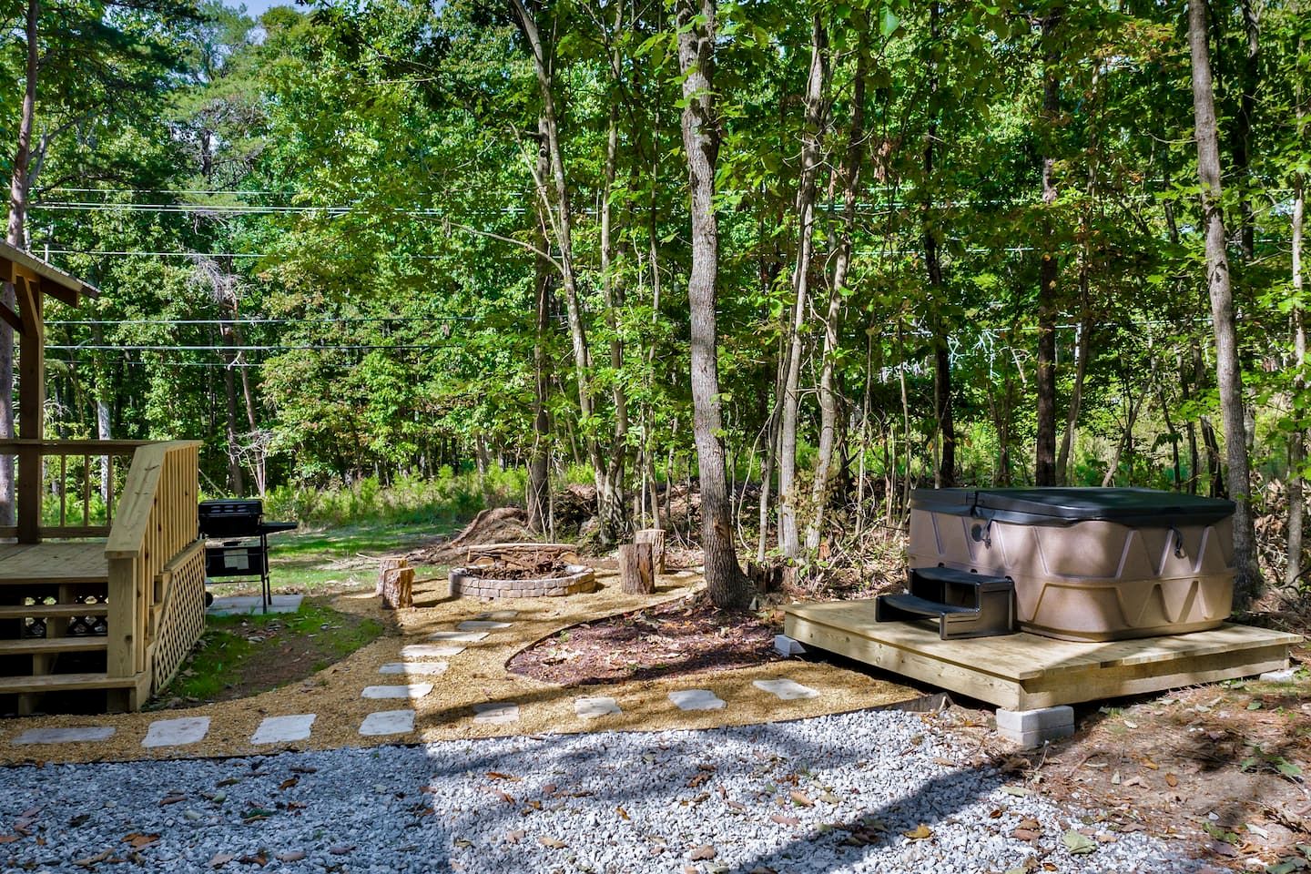 Peaceful Log Cabin Getaway with Hot Tub and Fire Pit in Mentone, Alabama