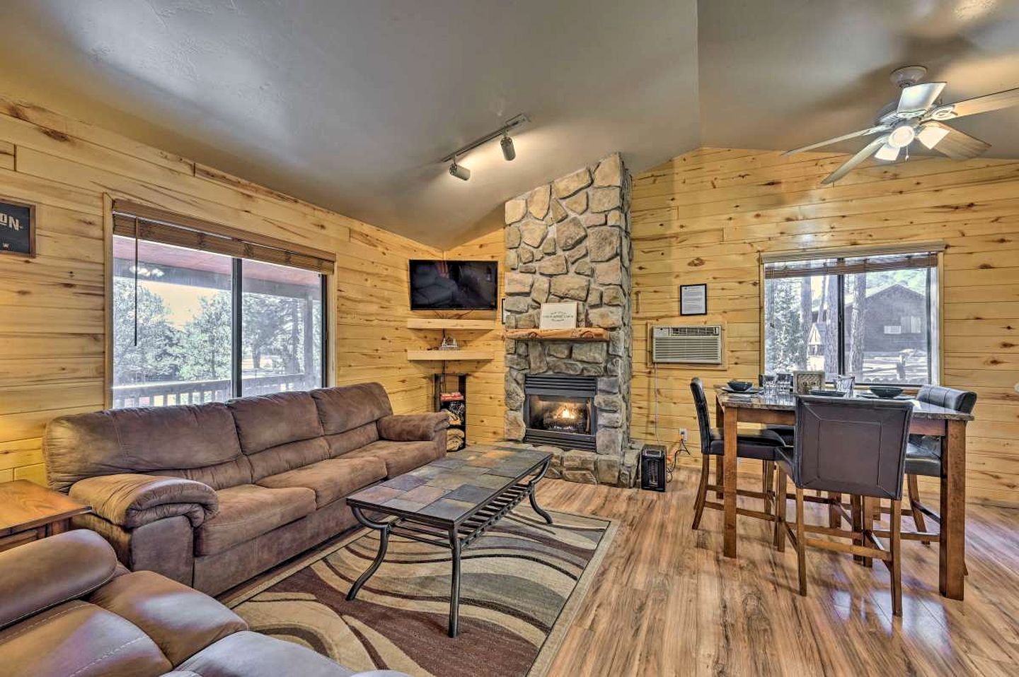 Beautiful Cabin with Hot Tub and BBQ for a Relaxing Retreat in Nature in Heber-Overgaard, Arizona