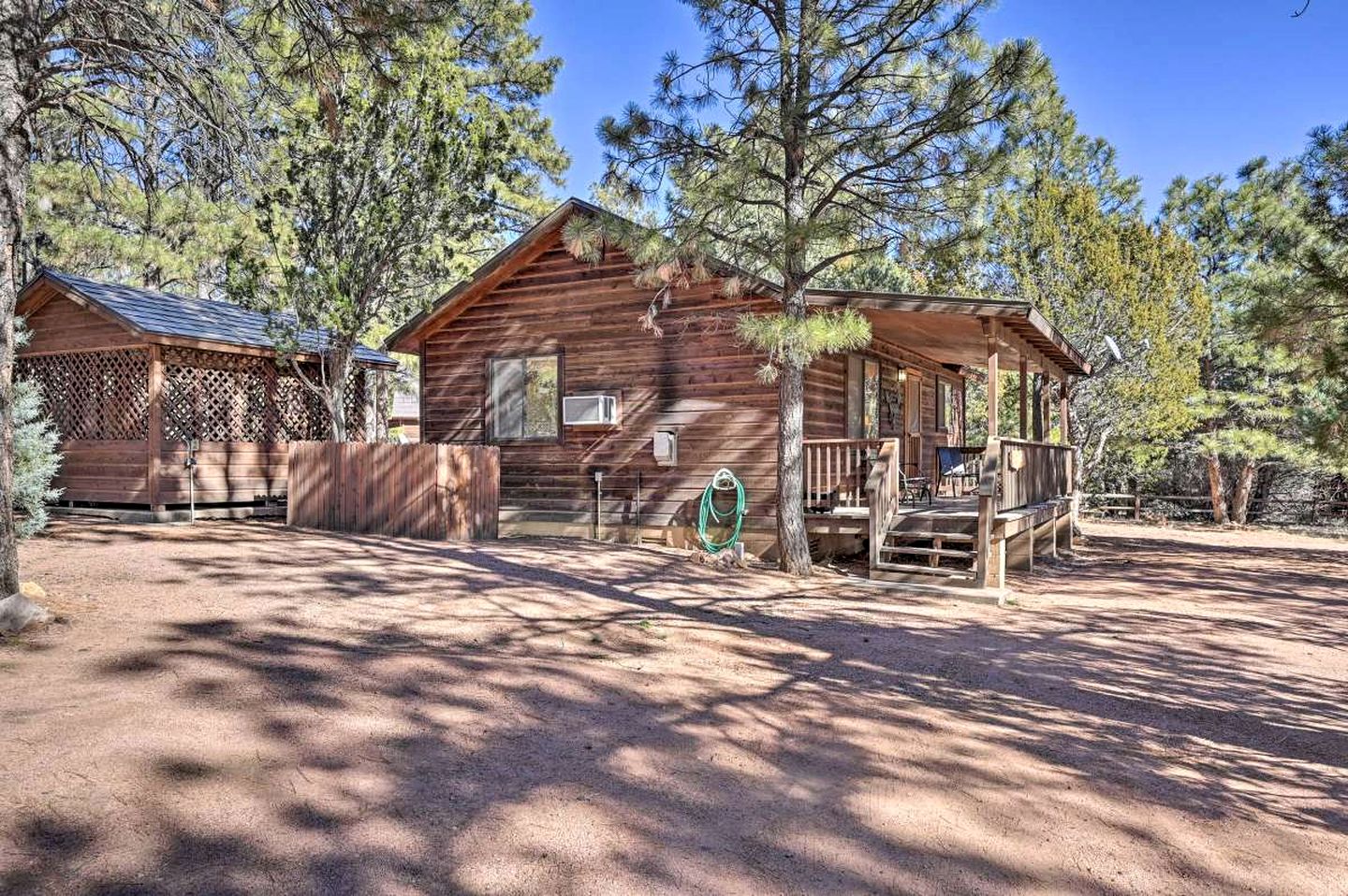 Beautiful Cabin with Hot Tub and BBQ for a Relaxing Retreat in Nature in Heber-Overgaard, Arizona