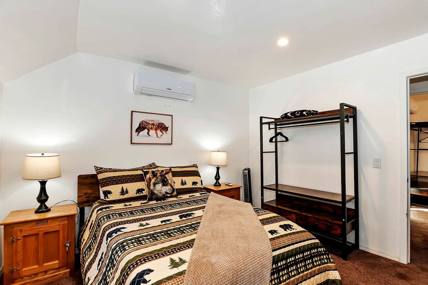 Mountain Bliss: Pet-Friendly Cabin Summit with Hot Tub in Big Bear Lake