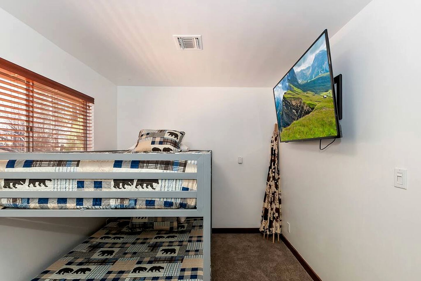 Wonderful Cabin with Amazing Outdoor Space Fantastic for Water Activities in Big Bear Lake, California