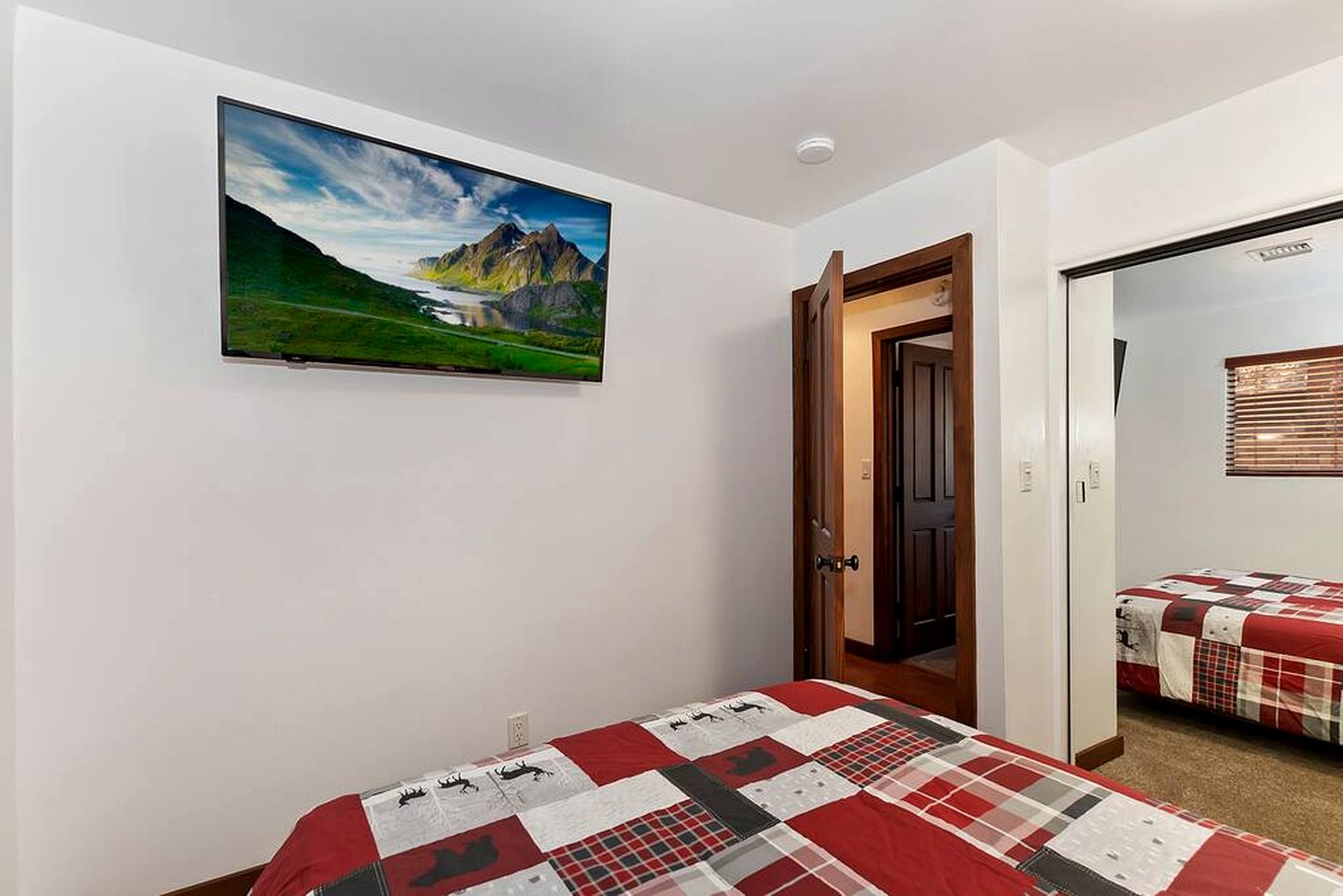 Wonderful Cabin with Amazing Outdoor Space Fantastic for Water Activities in Big Bear Lake, California