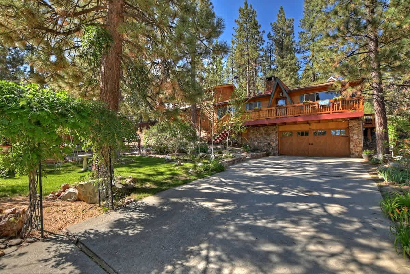 Wonderful Cabin with Amazing Outdoor Space Fantastic for Water Activities in Big Bear Lake, California