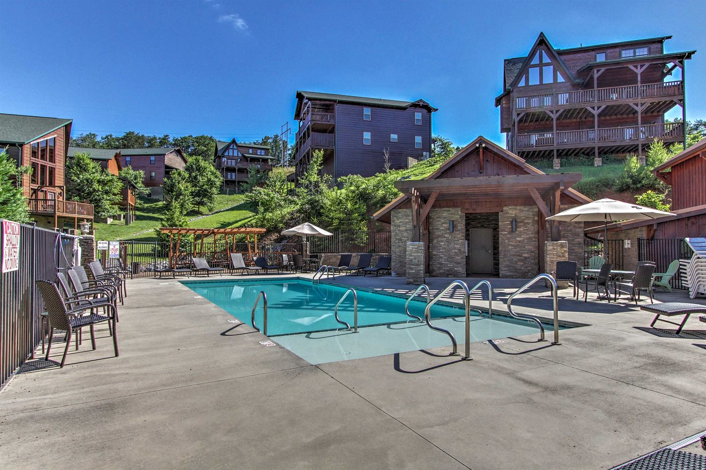 Wonderful Cabin with Jacuzzi, Game Room and Pool in Tennessee