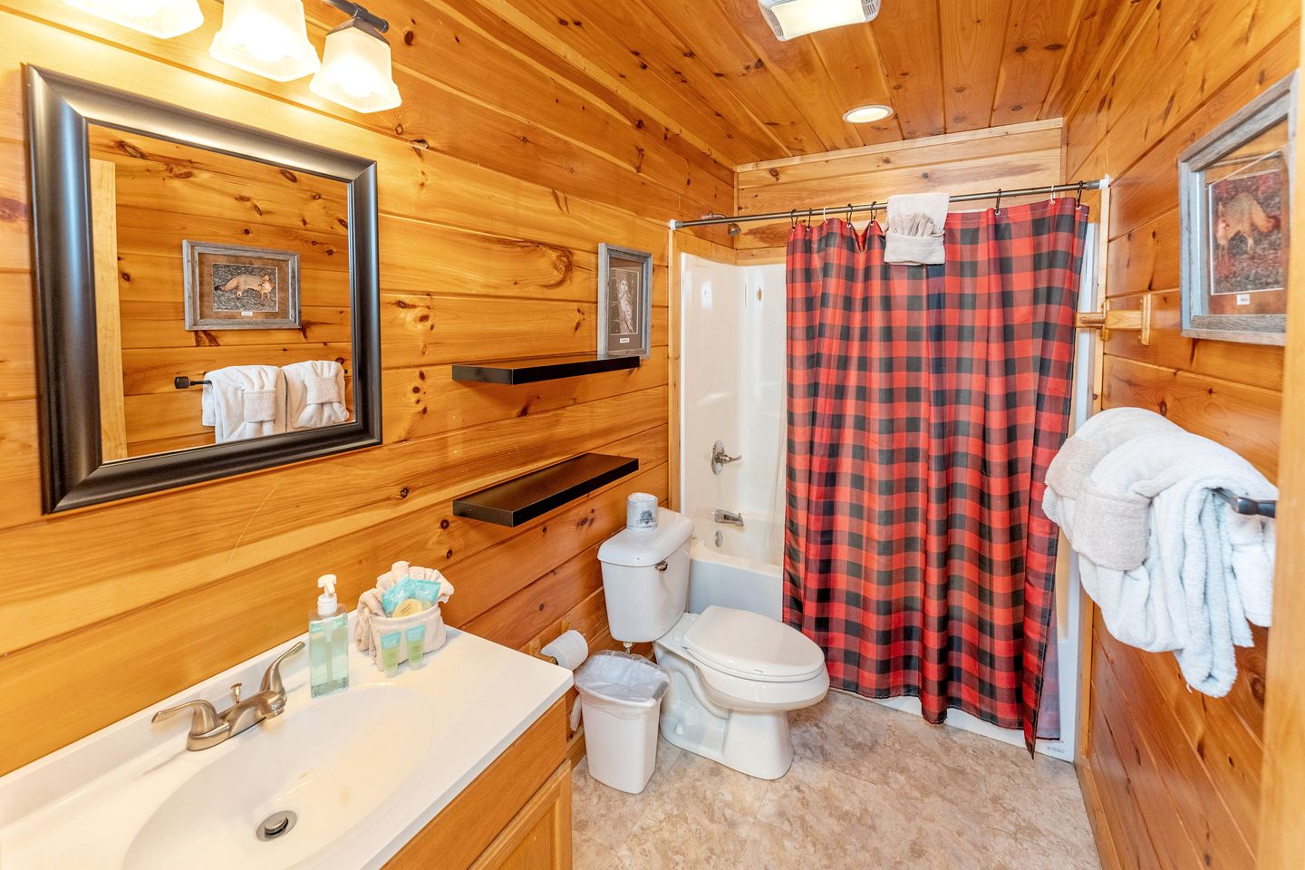 Wonderful Cabin with Jacuzzi, Game Room and Pool in Tennessee