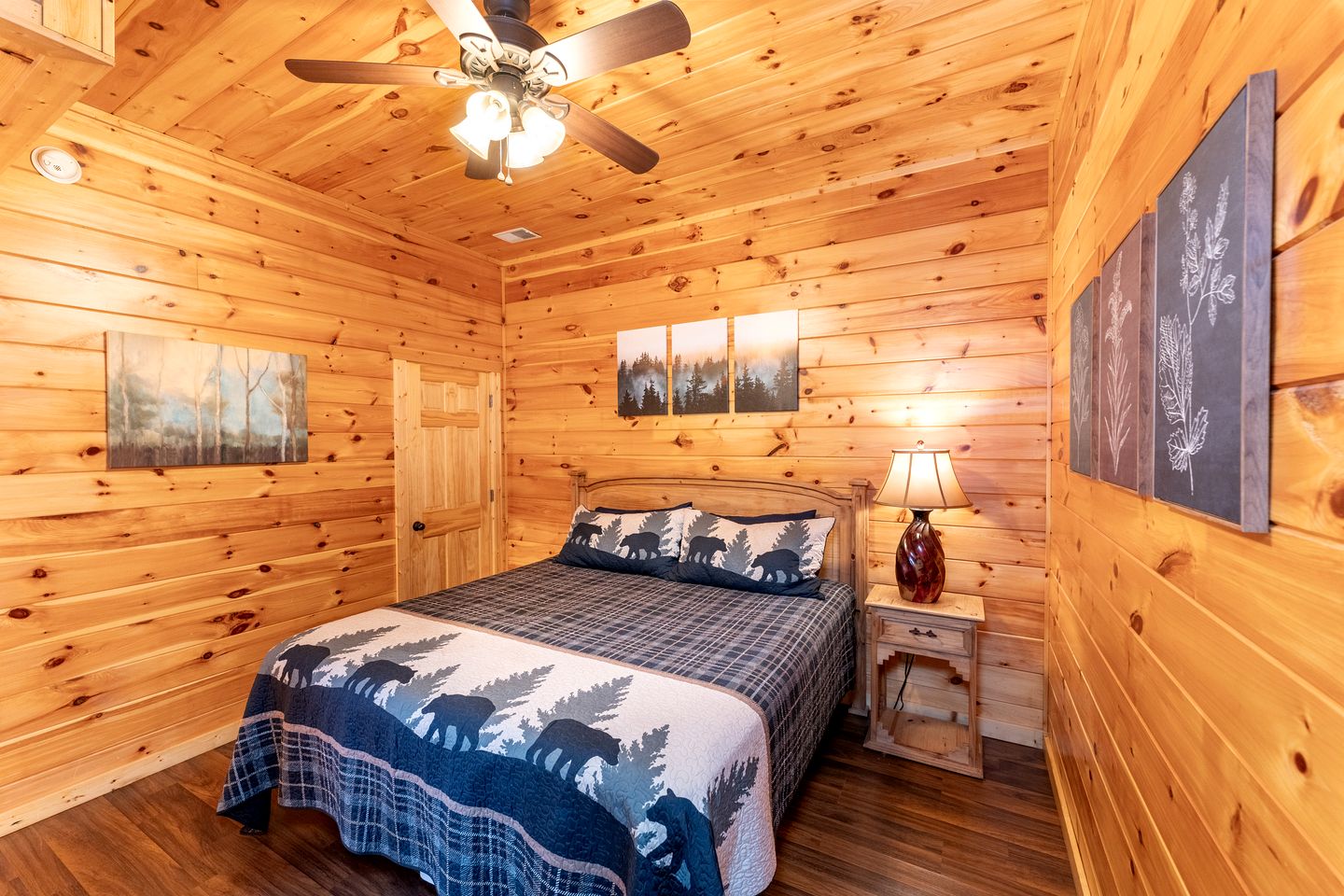 Wonderful Cabin with Jacuzzi, Game Room and Pool in Tennessee