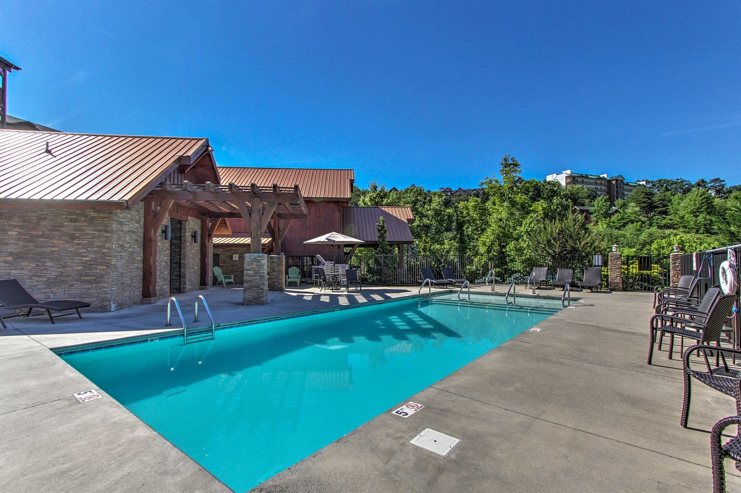 Wonderful Cabin with Jacuzzi, Game Room and Pool in Tennessee