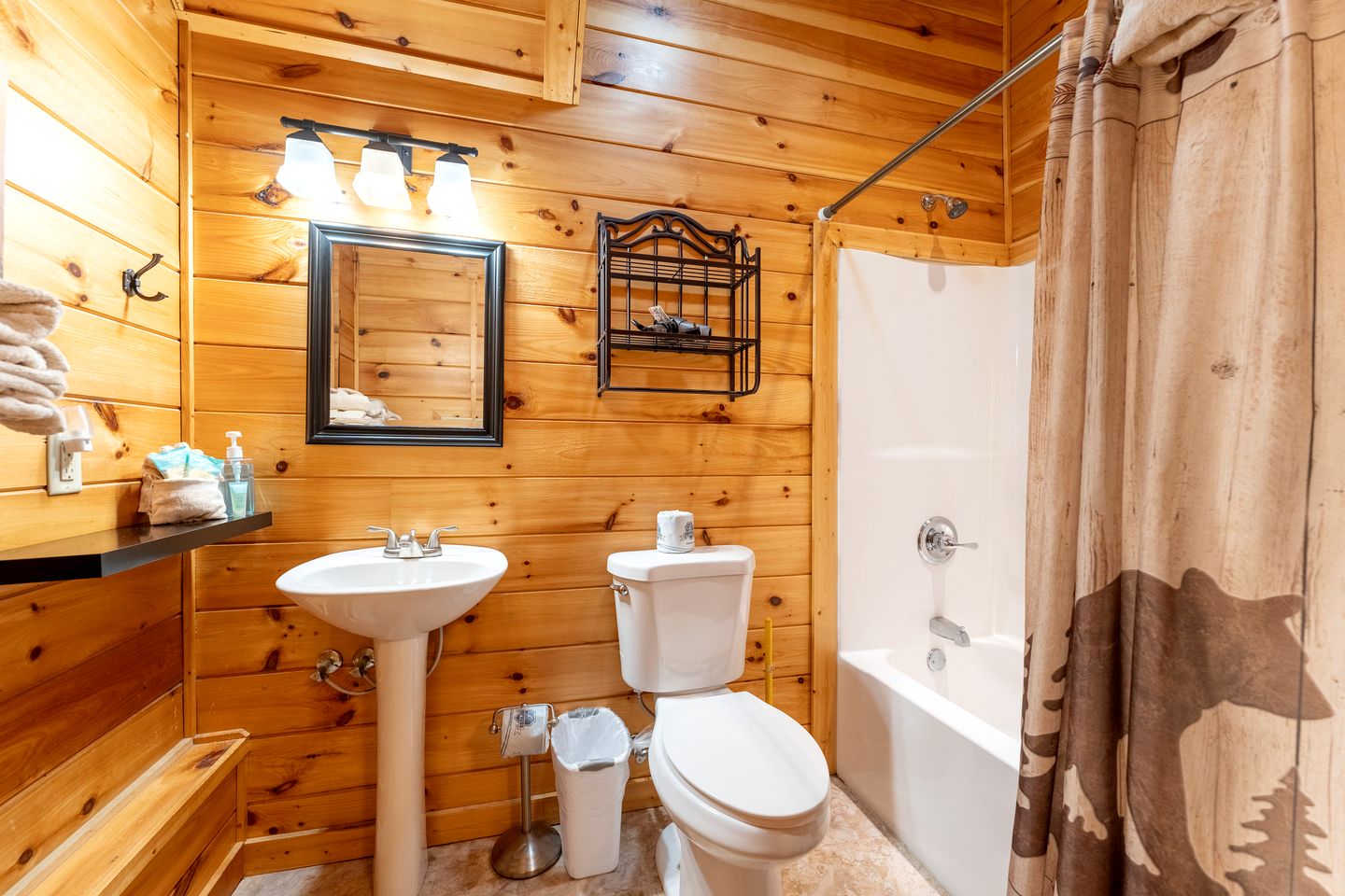 Wonderful Cabin with Jacuzzi, Game Room and Pool in Tennessee