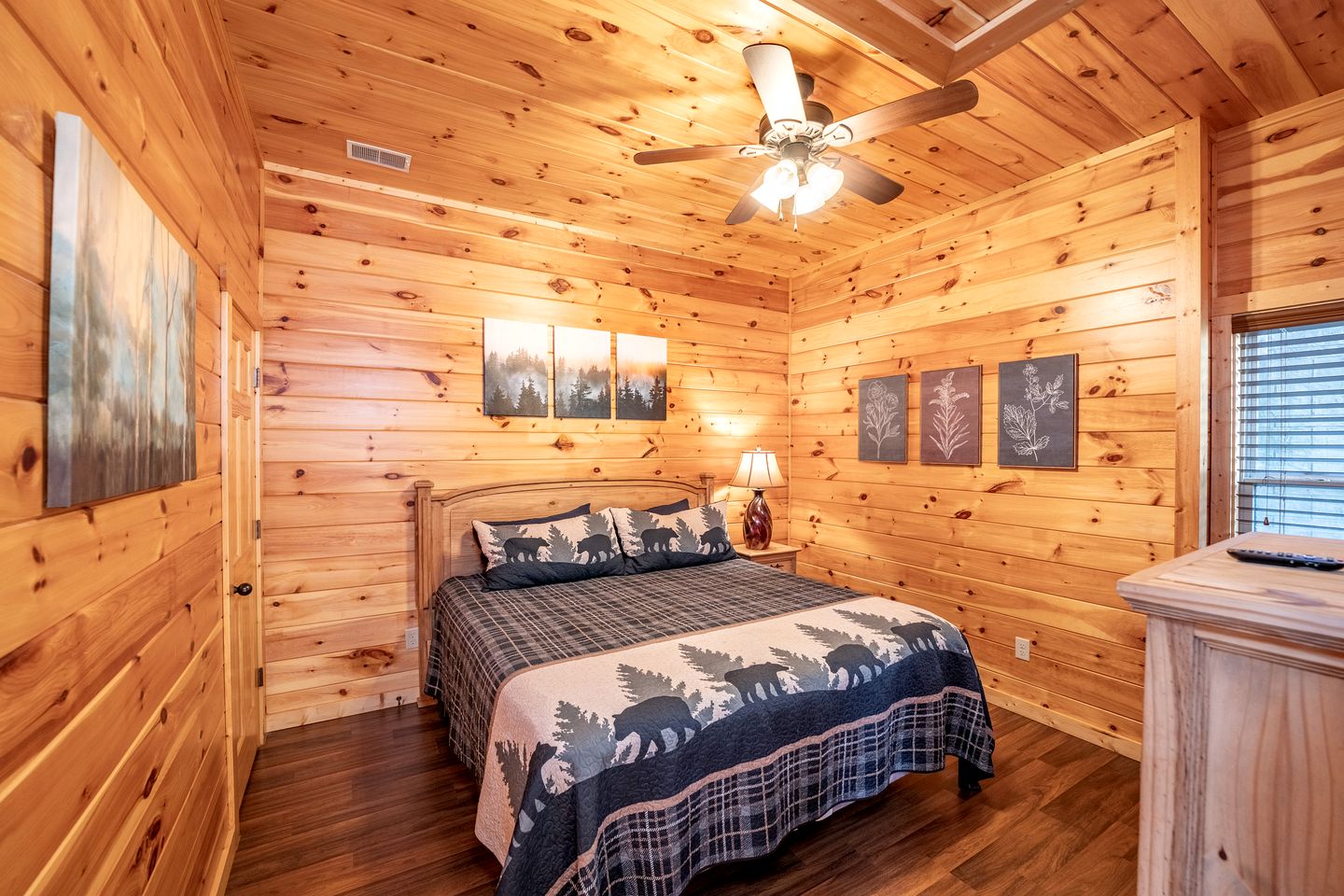 Wonderful Cabin with Jacuzzi, Game Room and Pool in Tennessee