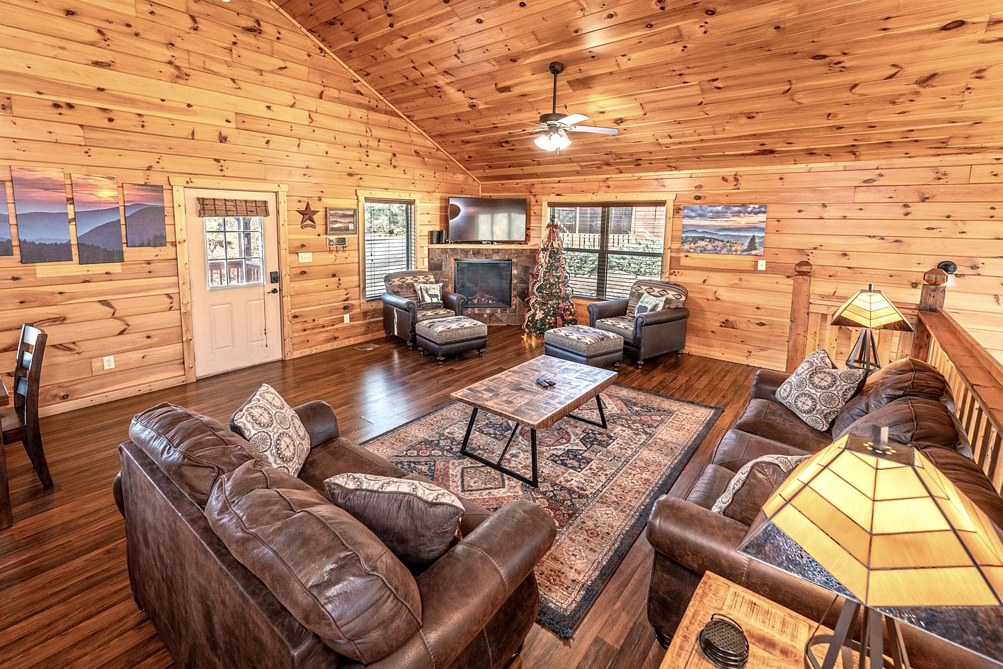Wonderful Cabin with Jacuzzi, Game Room and Pool in Tennessee