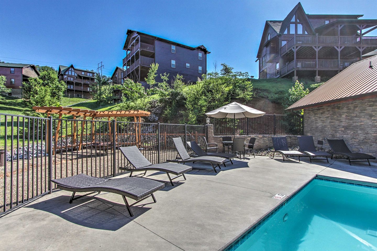 Wonderful Cabin with Jacuzzi, Game Room and Pool in Tennessee